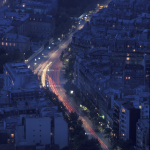 Vue nocturne d'une ville avec traînées lumineuses