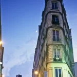 Immeuble Haussmannien à Paris au crépuscule