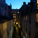 Rue pavée entre immeubles au crépuscule