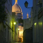 Vue nocturne de la basilique du Sacré-Cœur à Montmartre