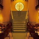 Escaliers et décor lumineux d'un restaurant moderne