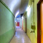 Couloir étroit avec panneau "SILENCE"