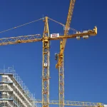Chantier de construction avec grues jaunes