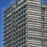 Immeuble en construction avec échafaudages