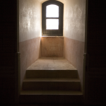 Fenêtre arquée illuminée depuis un passage intérieur