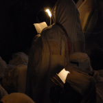 Cérémonie religieuse nocturne à la lumière d'une bougie