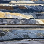 Mine à ciel ouvert avec strates minérales visibles