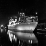 Cargo maritime à quai de nuit