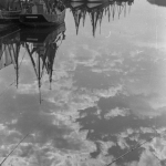 Bateaux de pêche au port avec reflets dans l'eau