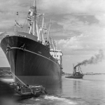 Cargo en mer avec remorqueur