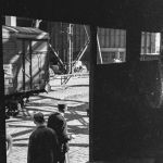 Scène ferroviaire urbaine en noir et blanc