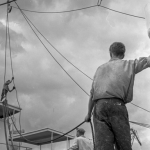 Travailleurs sur un navire en mer Noire et Blanc