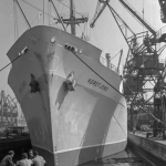 Navire Norefjord à quai avec quatre hommes discutant