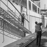 Deux ouvriers travaillant sur un chantier naval