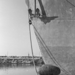 Proue de Bateau avec Ancre et Bollard dans un Port