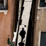 Personne marchant dans une ruelle d'une vieille ville européenne