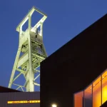 Tours industrielles illuminées au crépuscule