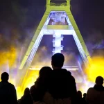 Mine minière illuminée avec foule