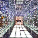 Passage décoré de lumières et d'étoiles