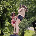 Deux enfants jouent sur une tyrolienne dans un parc