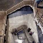Escalier en béton avec personnes
