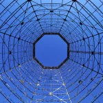 Structure géométrique en acier contre un ciel bleu