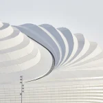 Architecture moderne de stade à toit blanc