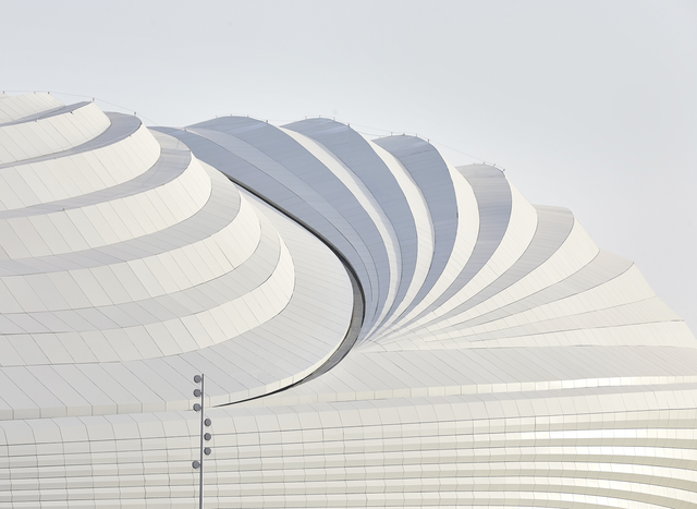 AKG7448036.webp Architecture moderne de stade à toit blanc – Image 1