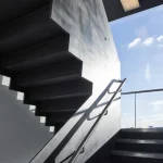 Escalier moderne en noir avec vue sur le ciel