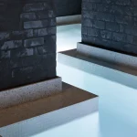 Piscine intérieure moderne avec murs de briques