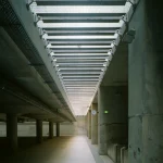 Passage souterrain moderne avec structures en béton et éclairage naturel