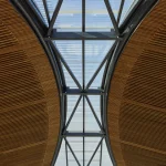 Plafond moderne en verre et bois