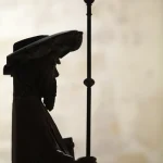 Statue d'un Pèlerin Tenant un Bâton