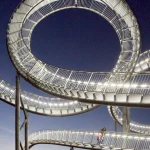 Escalier en colimaçon éclairé au crépuscule