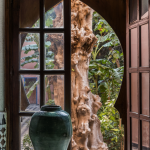 Fenêtre ouverte sur un jardin luxuriant vue de l'intérieur