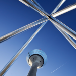 Tour de télécommunication sous un ciel bleu