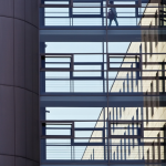 Personne marchant dans un bâtiment moderne vitré