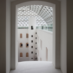 Intérieur architectural moderne avec toit en verre