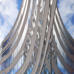 Reflets d'un immeuble moderne sur le ciel bleu