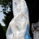 Statue Emballée dans le Plastique