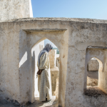 Vieille femme dans un vieil édifice méditerranéen