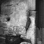 Objet artisanaux contre un mur en pierre