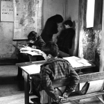 Scène de classe rurale avec enfants et enseignante