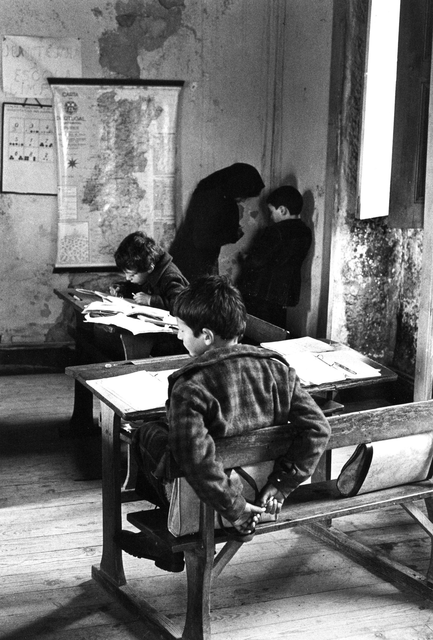 AKG7492588.webp Scène de classe rurale avec enfants et enseignante – Image 1