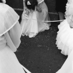 Jeune fille fatiguée lors d'une cérémonie