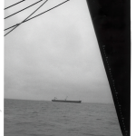 Navire Cargo en Mer sous un Ciel Nuageux