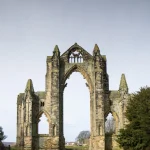 Ruines d'une abbaye gothique en Europe