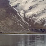 Montagne Enneigée Réfléchie Dans un Lac