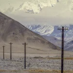 Ligne de Poteaux Télégraphiques dans un Paysage Montagneux