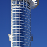 Tour moderne avec sommet circulaire